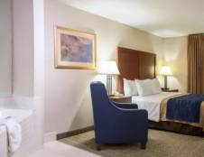 1 King Bed Suite with Whirlpool Bath