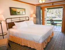 Ranch House Single King Bed Great Lawn