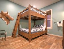 Classic Room - 1 Queen Bunk Bed