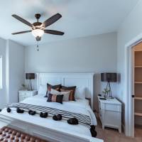 R Family Square - bedroom