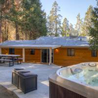 golden_trout_retreat_patio_hottub