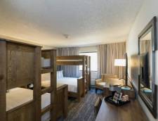 East Queen Family Room - 2 1 Twin/1 Queen Bunk Beds