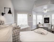 Queen Junior Suite with Fireplace and Jacuzzi