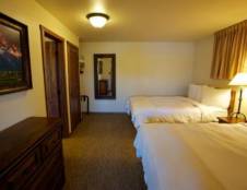 Lakefront Retreats - Lower - 2 Queens & 1 Sofa Sleeper