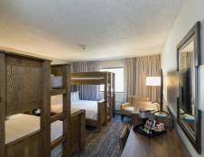 East Queen Family Room - 2 Twin/Queen Bunk Beds