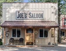 Joe's Saloon - 1 King & 1 Sofa Sleeper