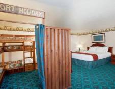 1 King 2 Bunk Beds Suite