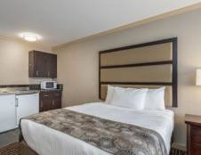 Kitchenette Two Queen Beds