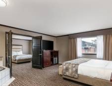 Whirlpool Suite One King Two Queens