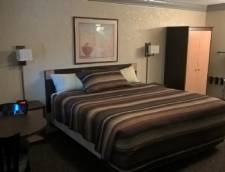 1 King Bed or 1 Queen Bed