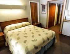 Deluxe Patio Rooms - 1 Queen