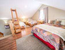 Willow Cabin - 2 Queen & 2 Twins