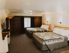 3 Queen Cabin