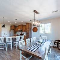 R Family Square - dining