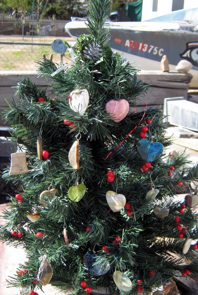 https://res.cloudinary.com/rock-n-hearts-inc/image/upload/c_scale,w_663/v1669734858/christmastreerockhaert1roctree.jpg