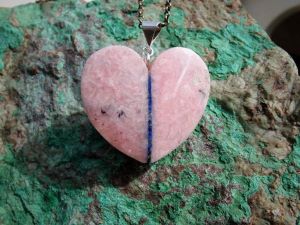 https://res.cloudinary.com/rock-n-hearts-inc/image/upload/v1606079615/New%20Hearts/1pinkypairpendantre.jpg