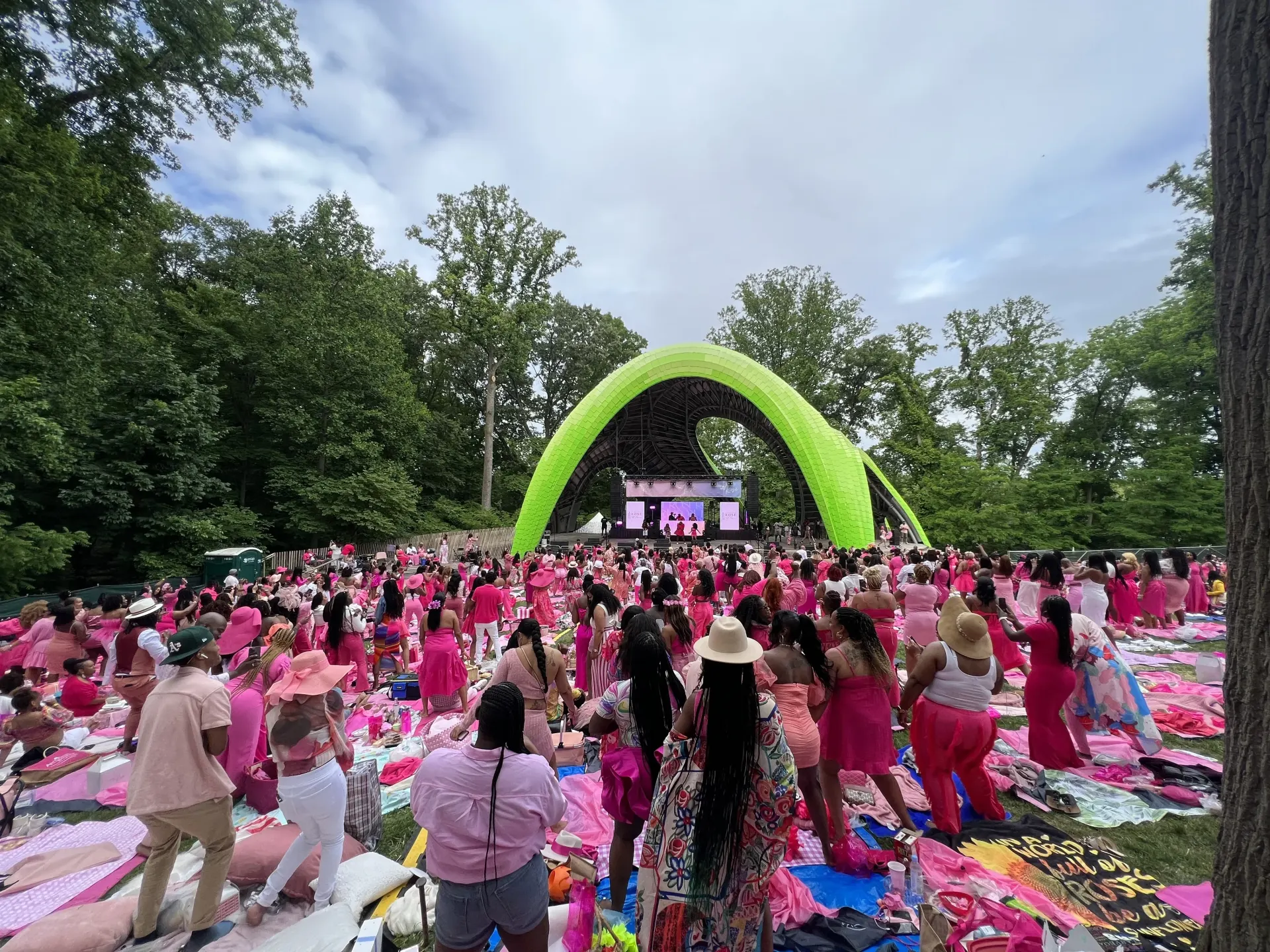 Celebrez En Rose outdoor stage setup wide view