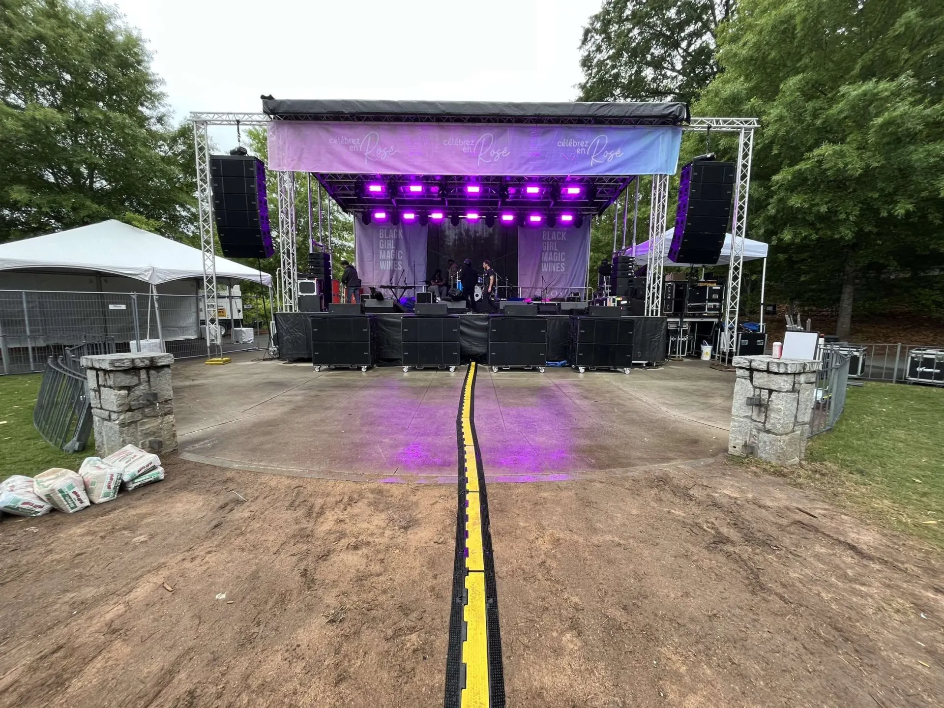 Celebrez En Rose festival staging and lighting