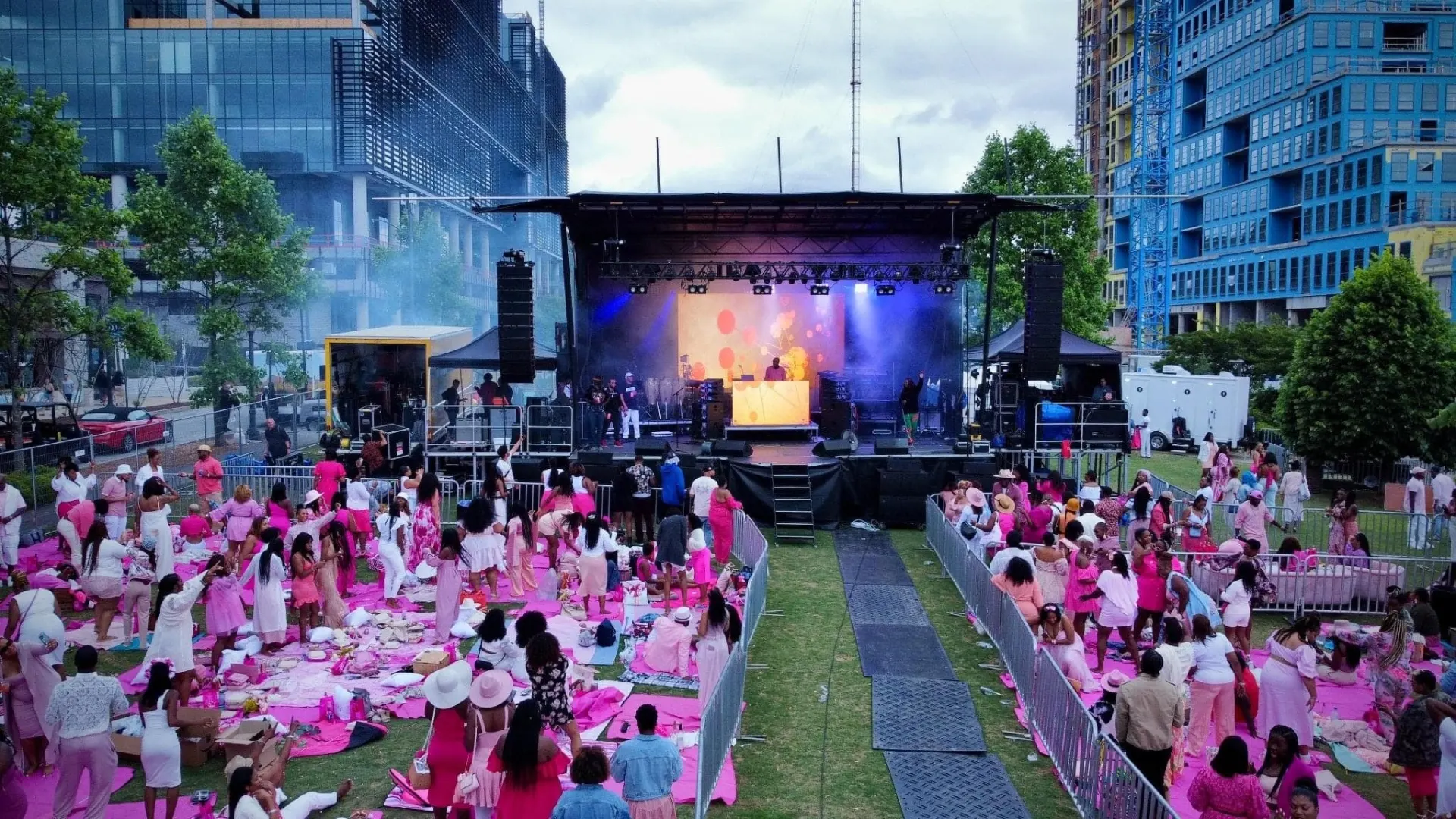 Celebrez En Rose live festival staging