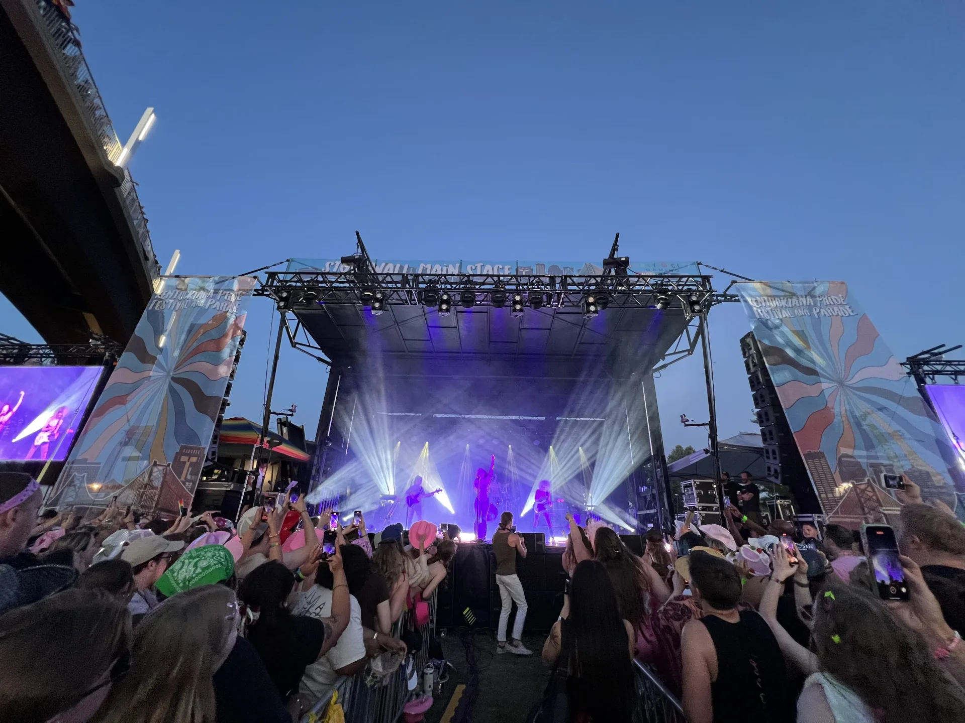 StageLine SL260 with LED video wall and concert lighting