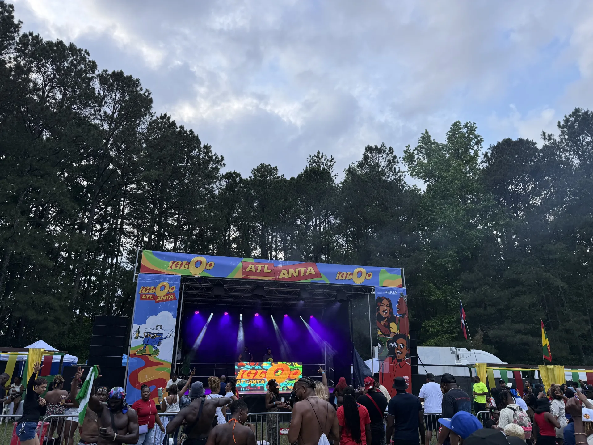 Outdoor concert staging with LED roof rig system