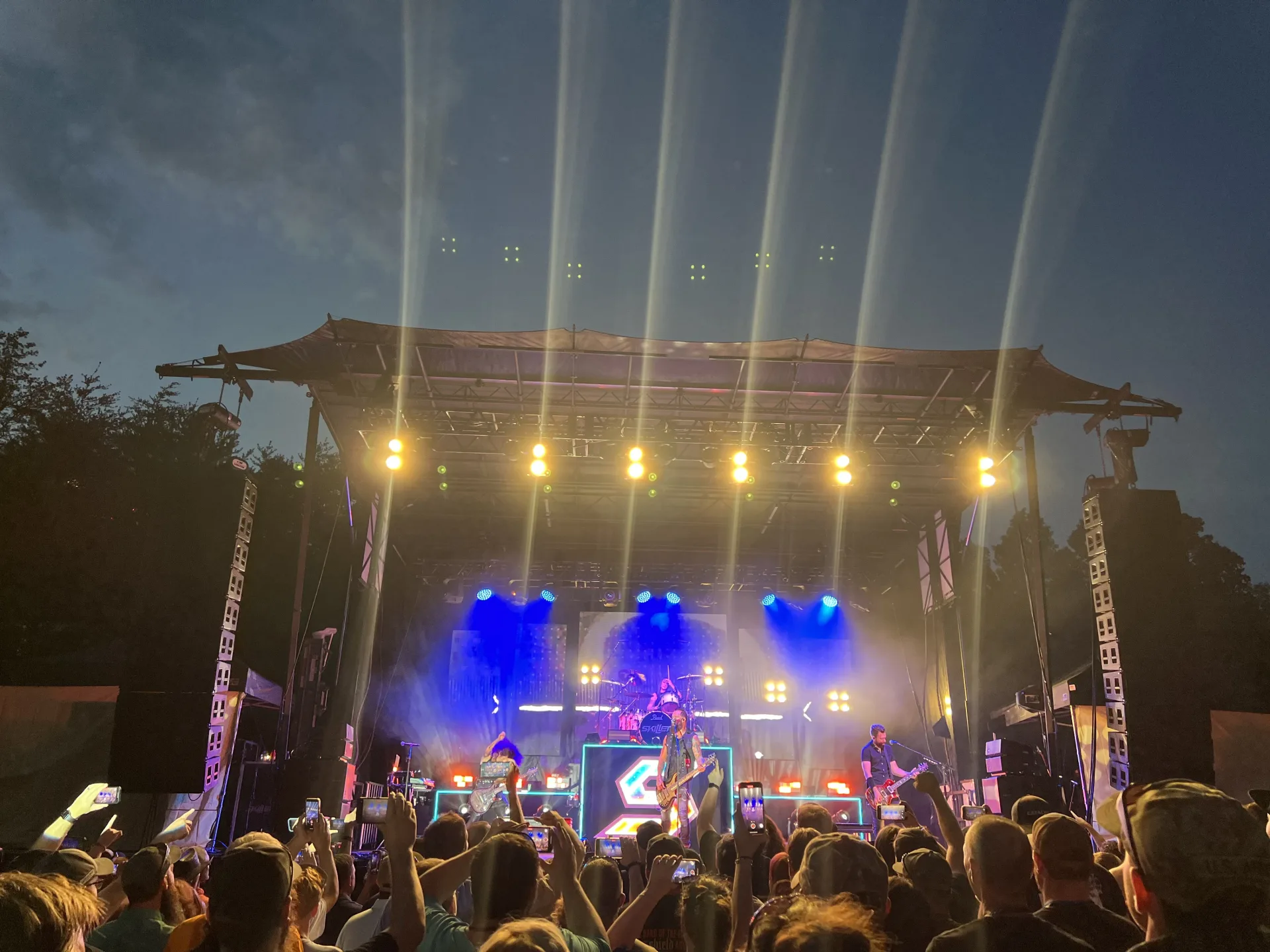 Skillet Knoxville SL260 concert stage