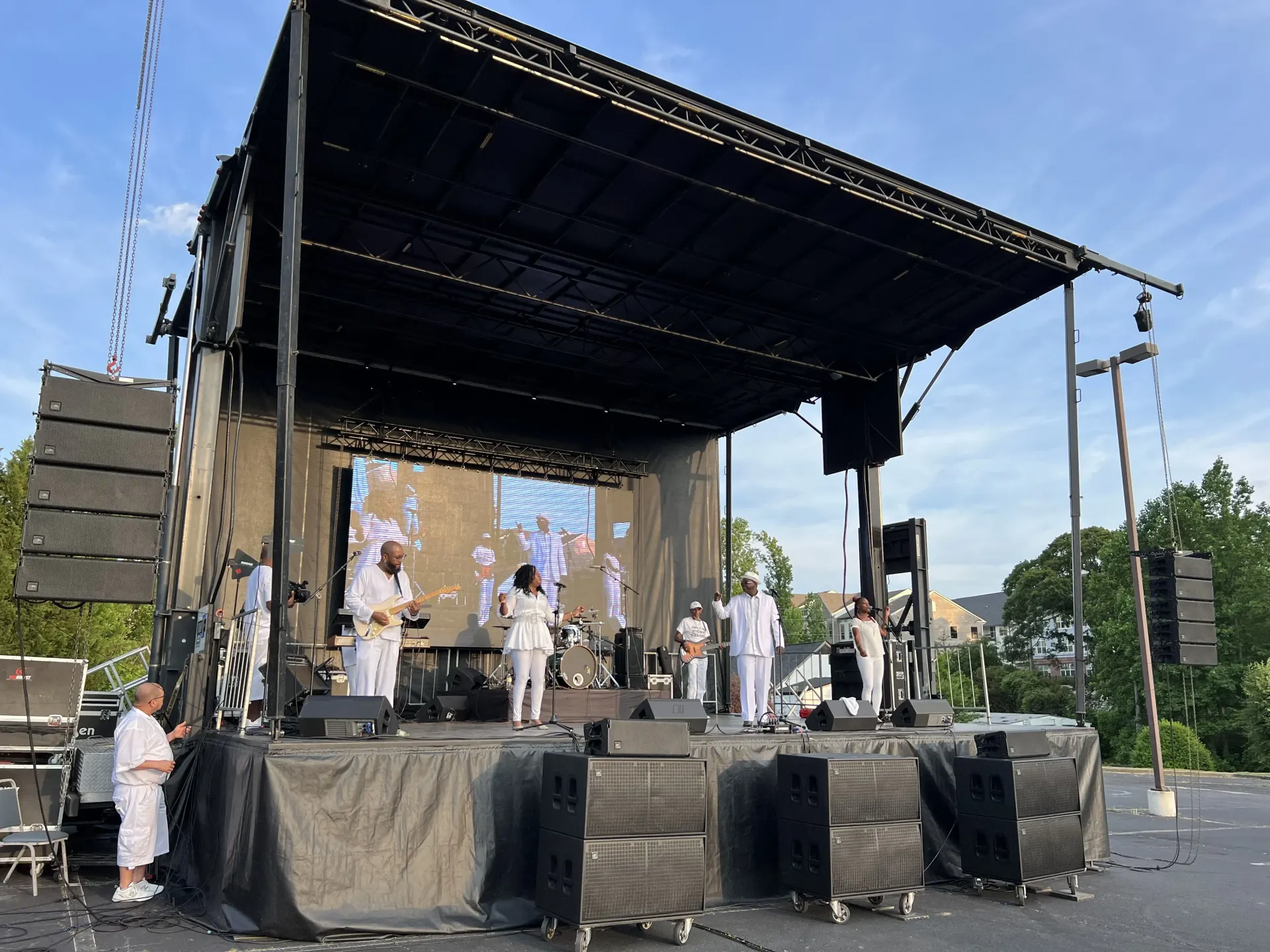 SL100 outdoor mobile stage with line array and lighting rig