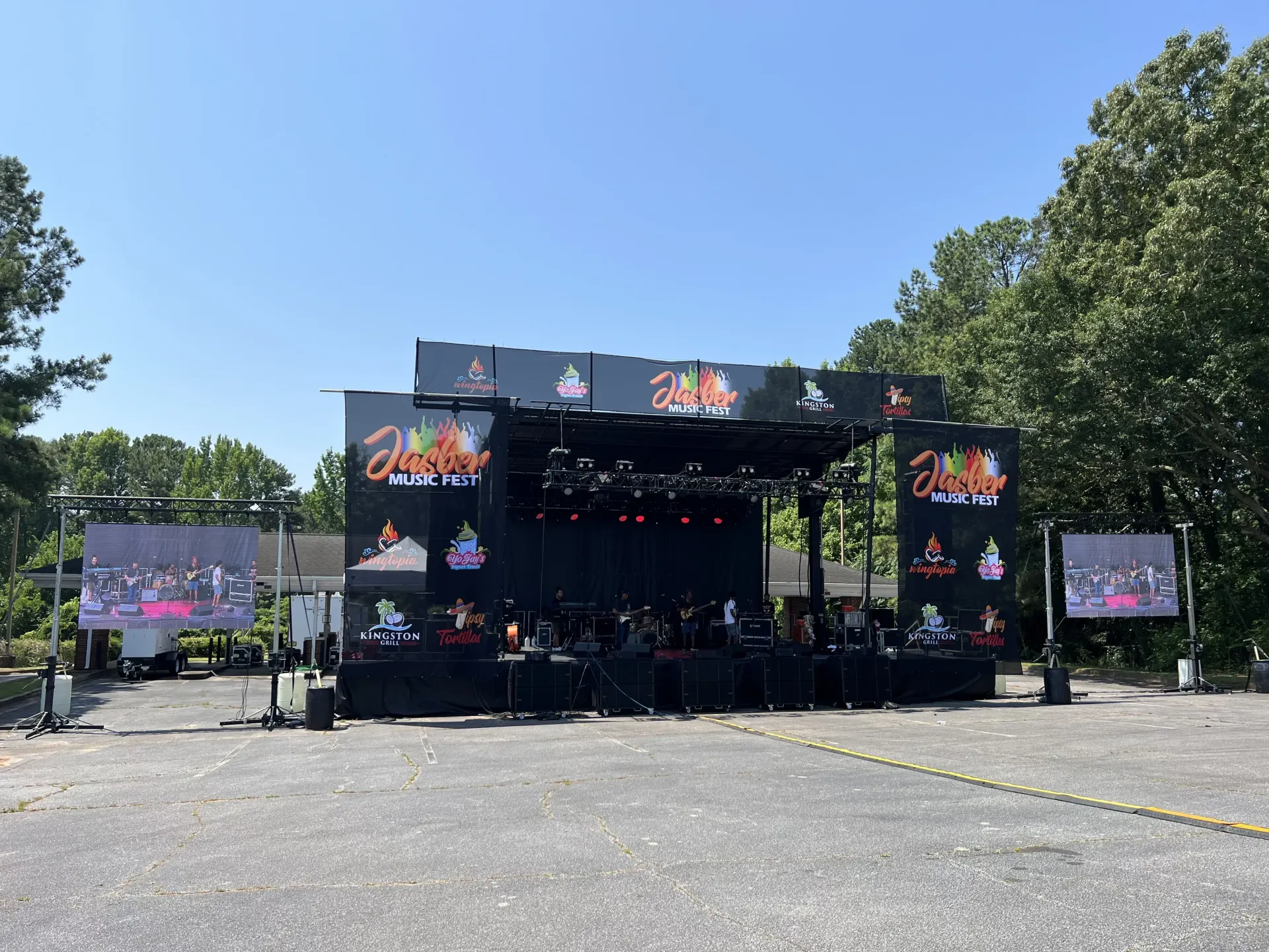 SL260 outdoor concert with lighting arrays