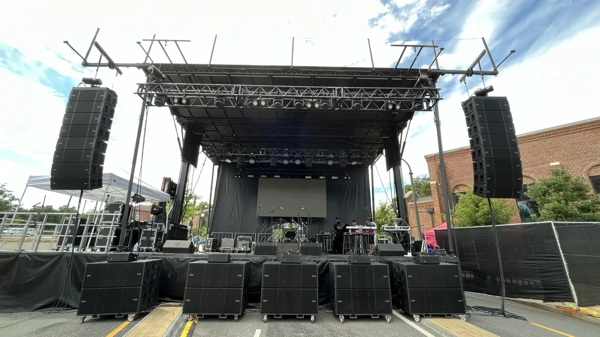 SL260 outdoor concert with mains and FX lighting