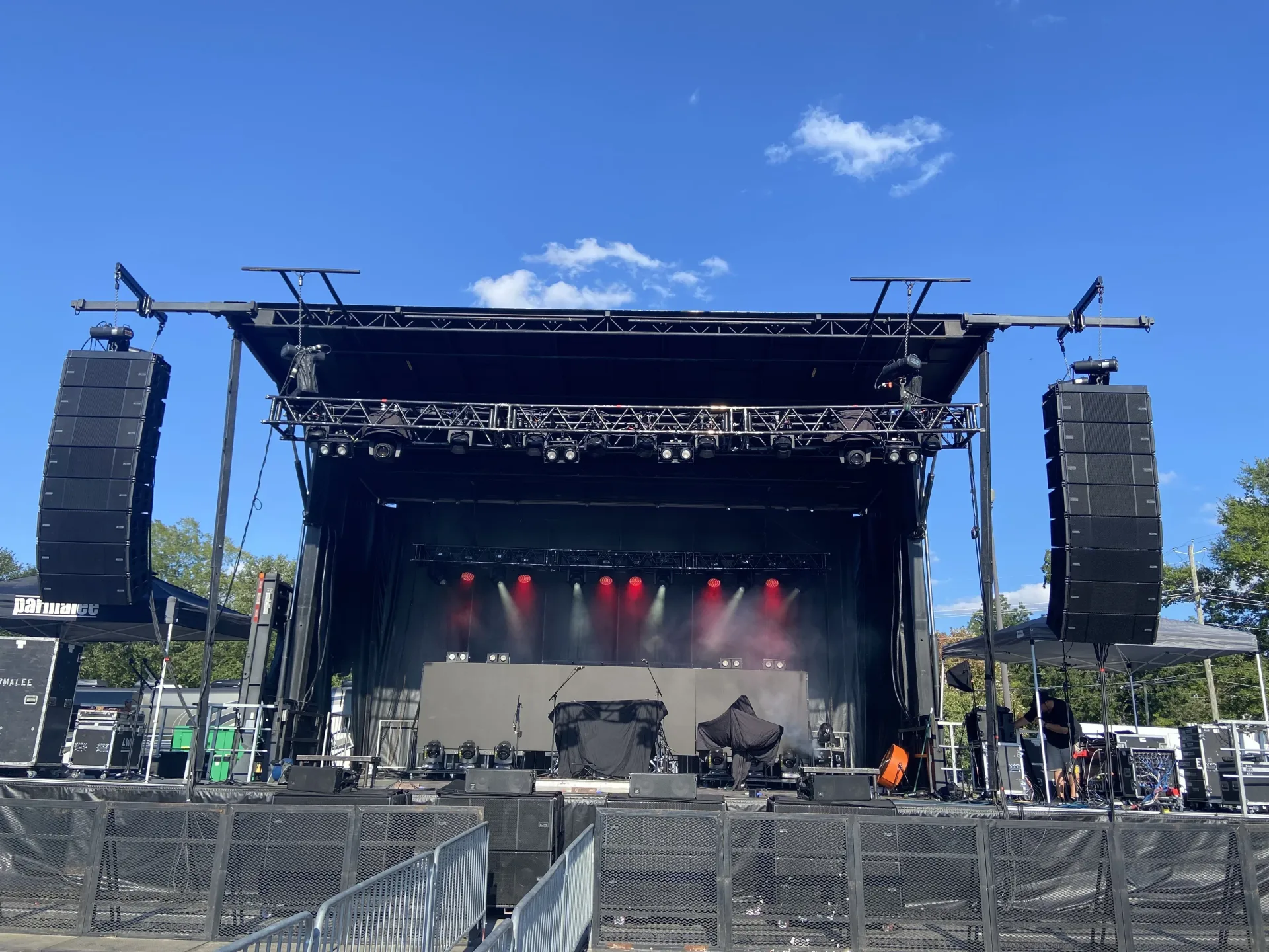 SL260 outdoor daytime concert with line array and roof lights