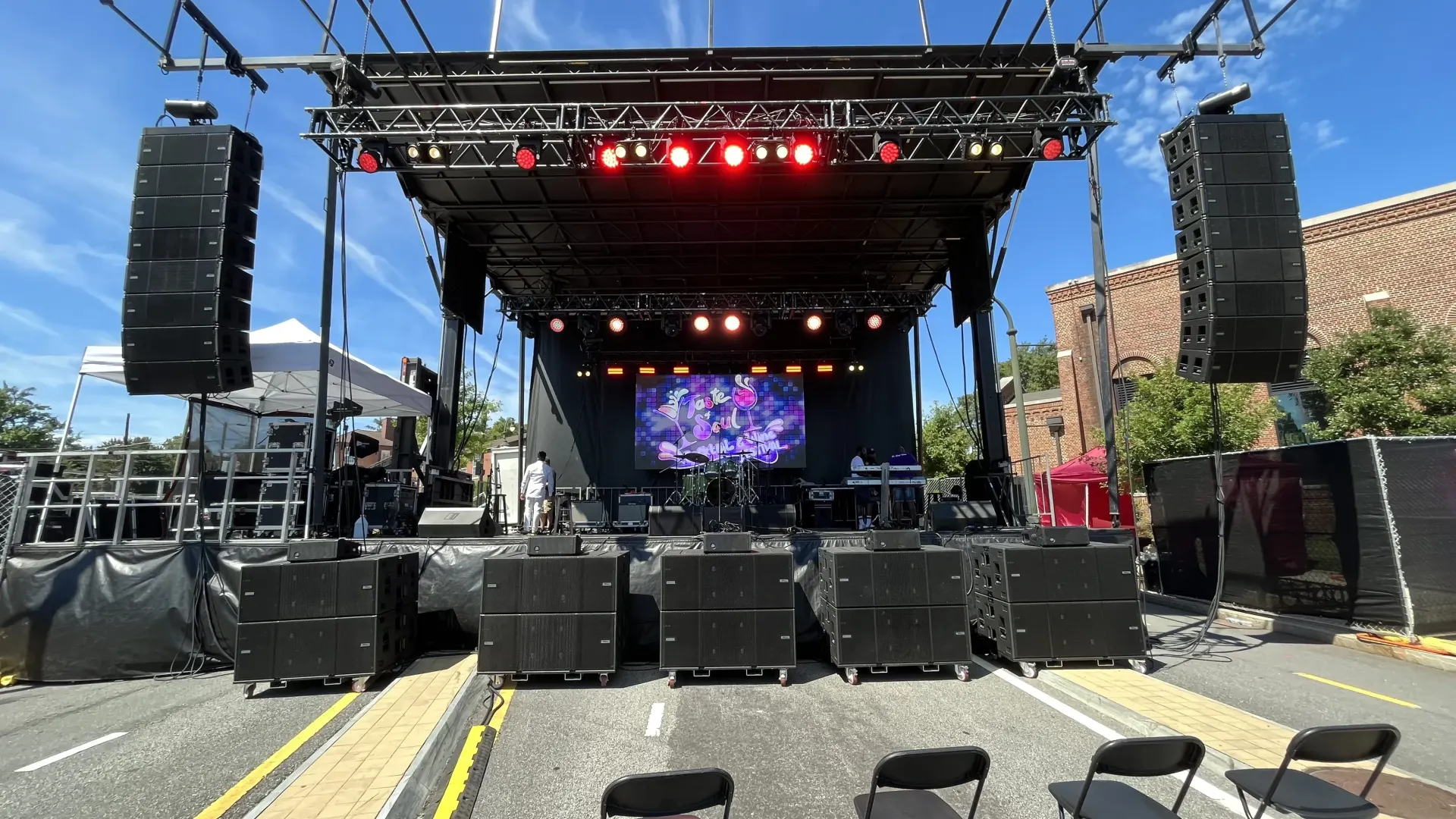 SL260 outdoor stage with line array and lighting