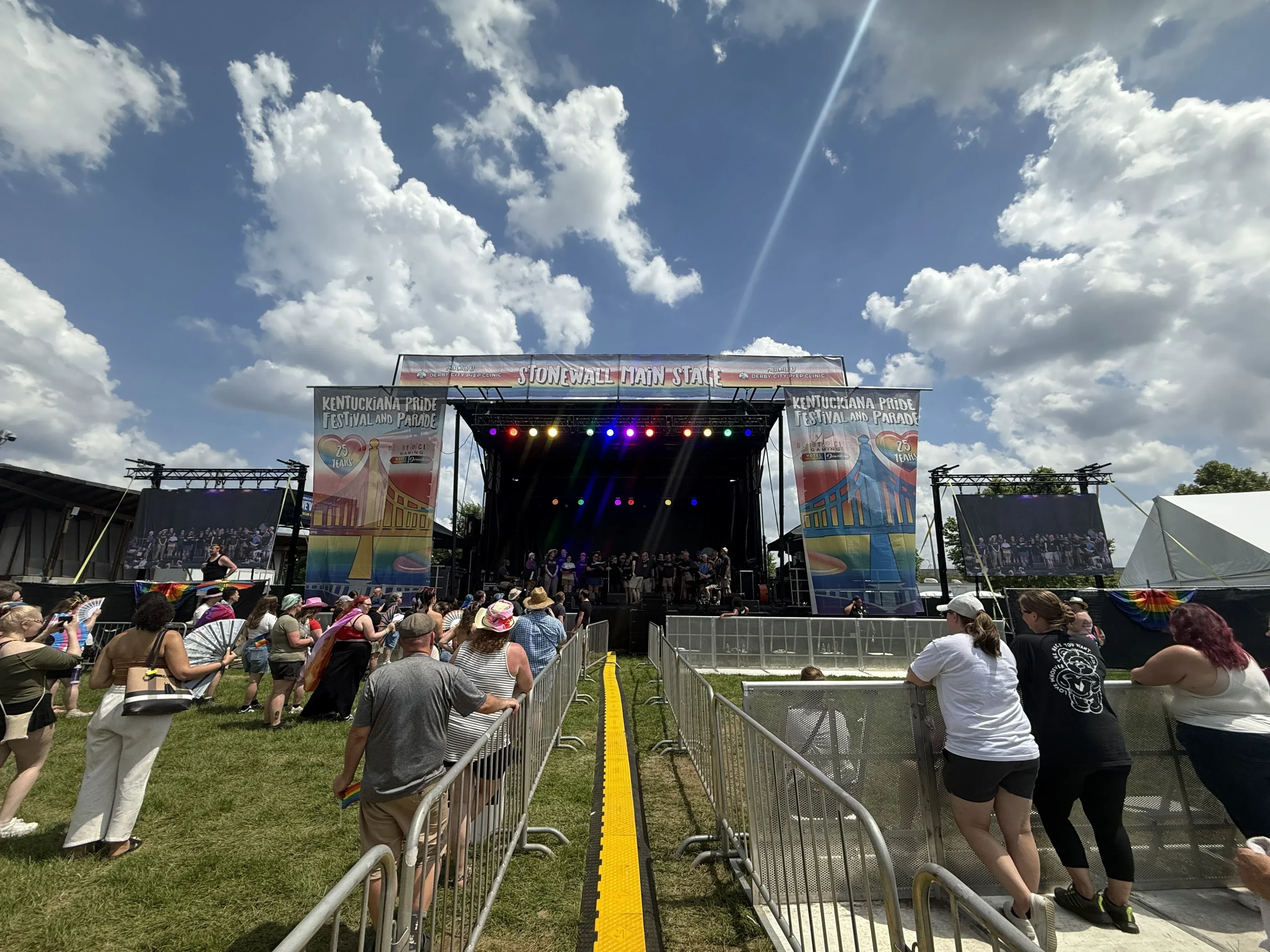 Stageline SL260 concert stage with audio and lighting array, daytime