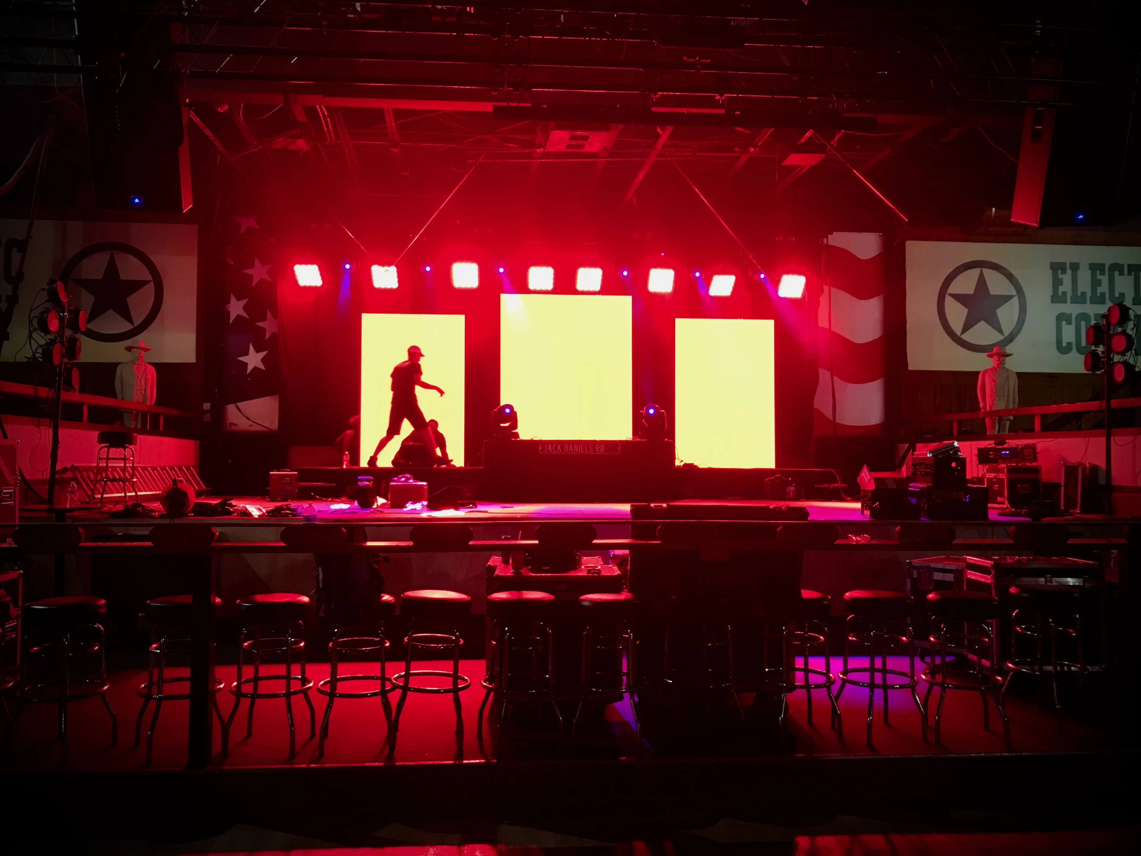 Immersive scenic LED wrapping arena stage