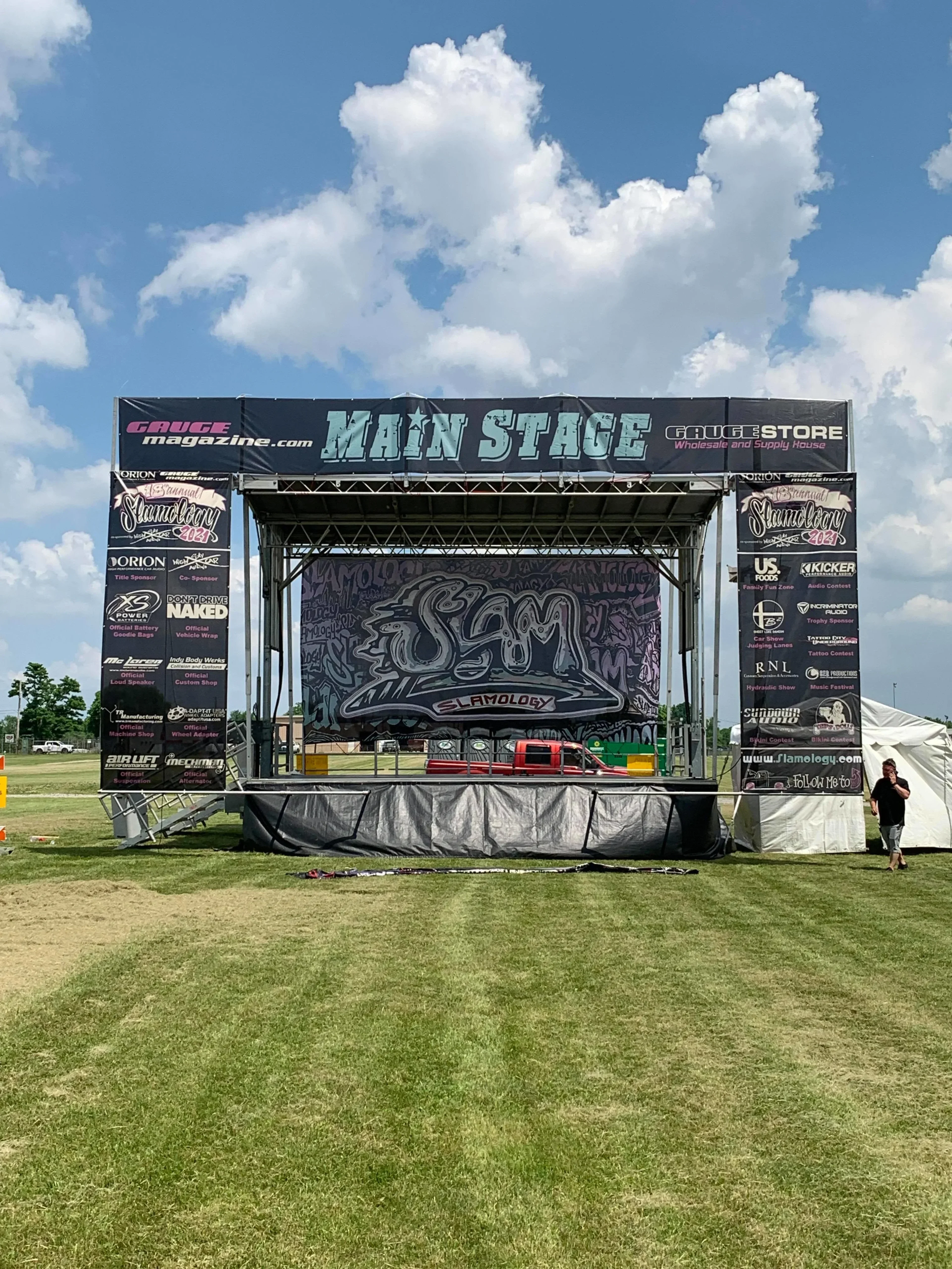 SL100 outdoor concert with line array and lighting