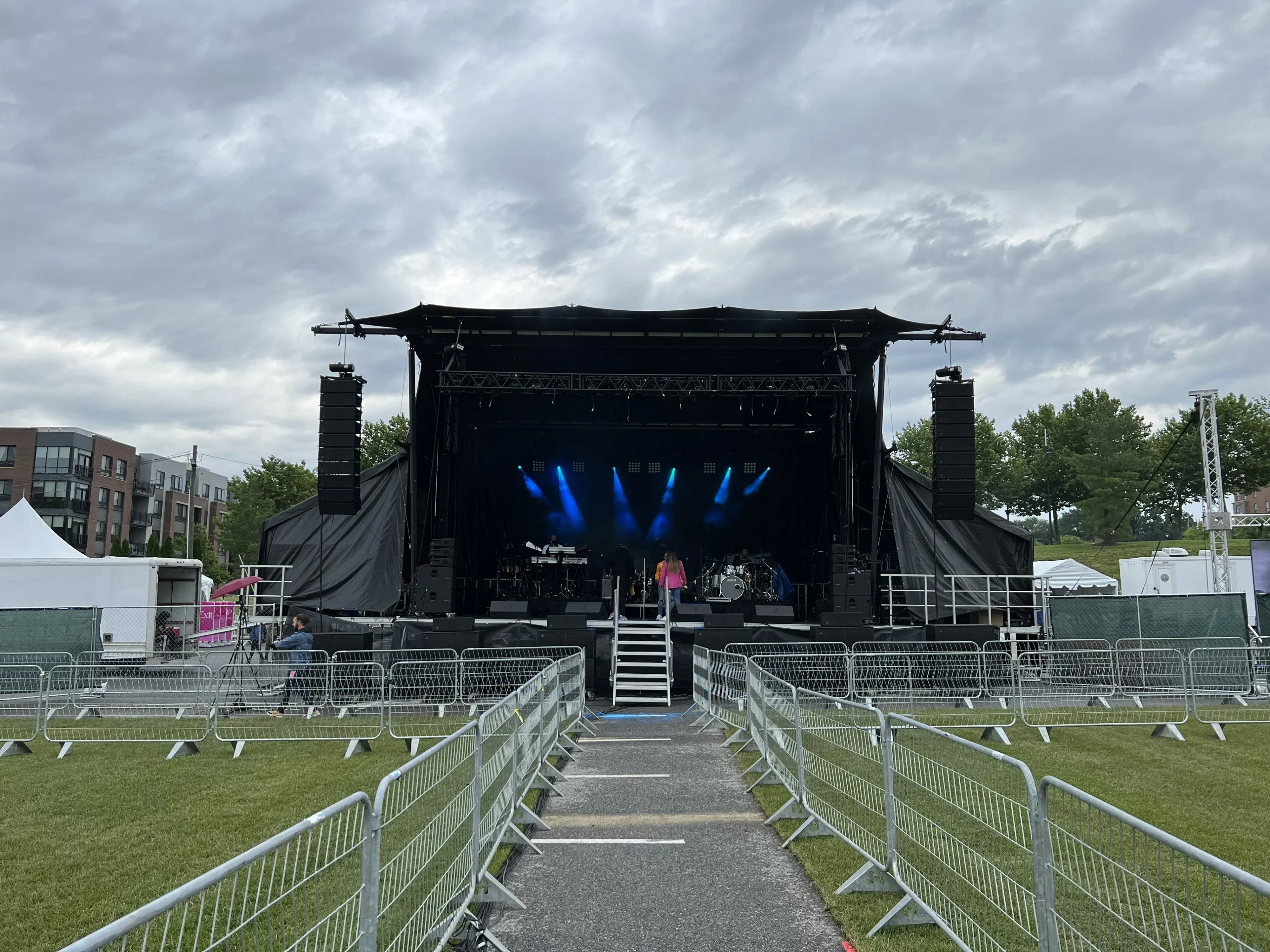 SL260 outdoor line array and lighting rig