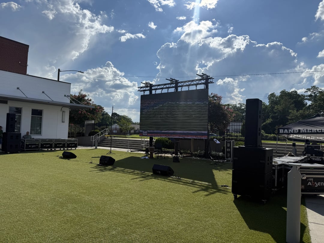 Weatherproof outdoor LED video wall readable in daylight at an Atlanta event