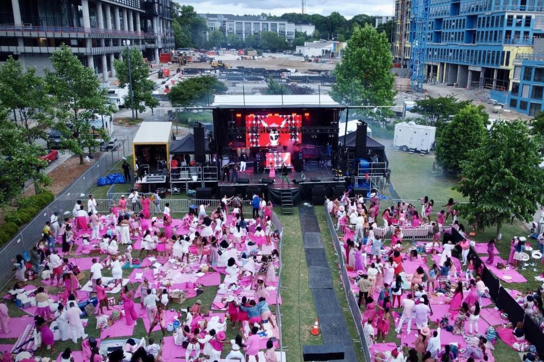 Celebrez En Rose festival stage at night