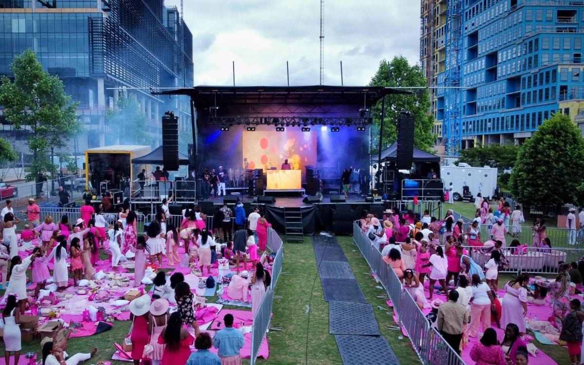Celebrez En Rose live festival staging