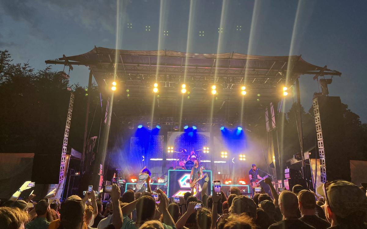 Skillet Knoxville SL260 concert stage