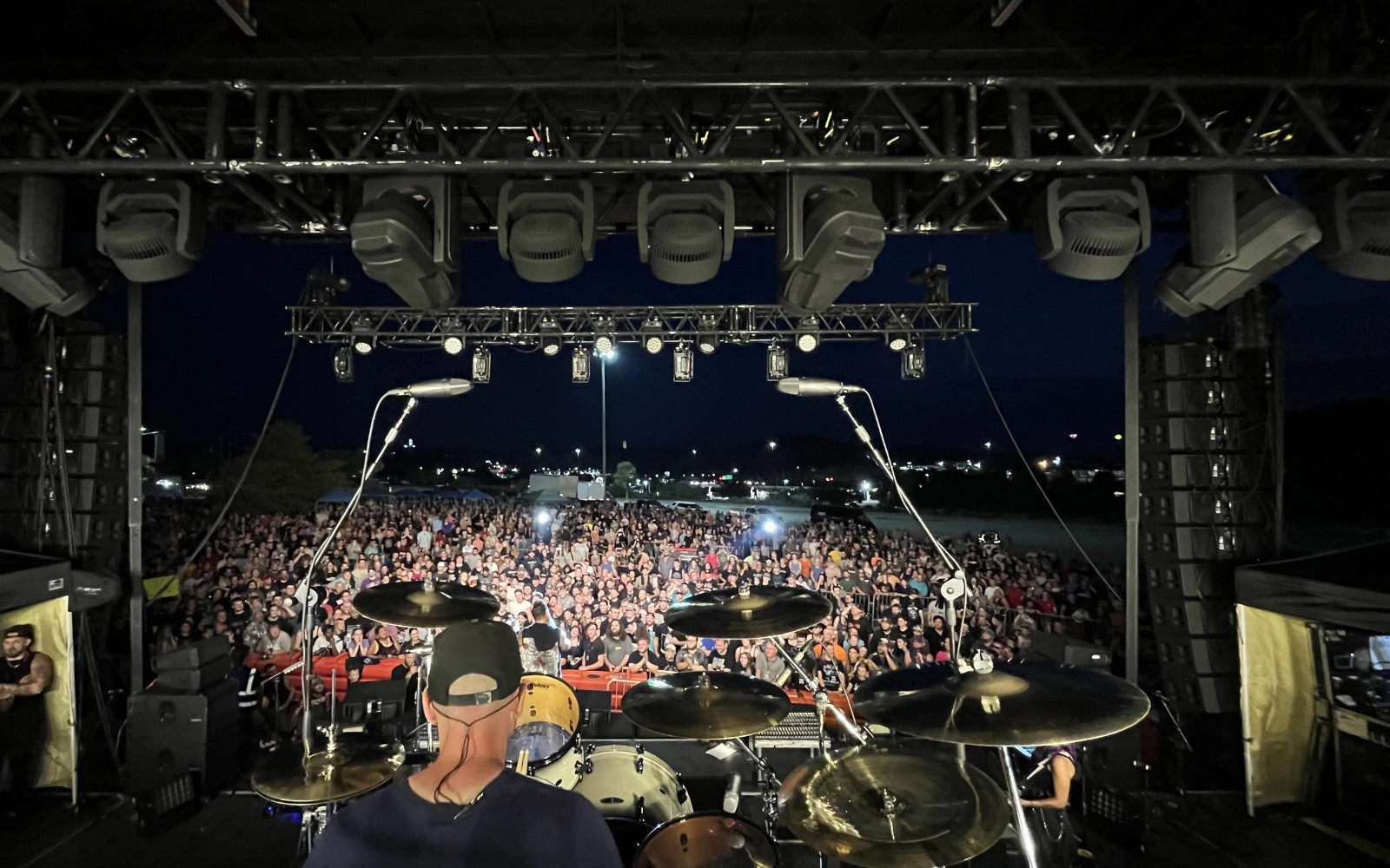 Flown concert PA array system with stage lighting