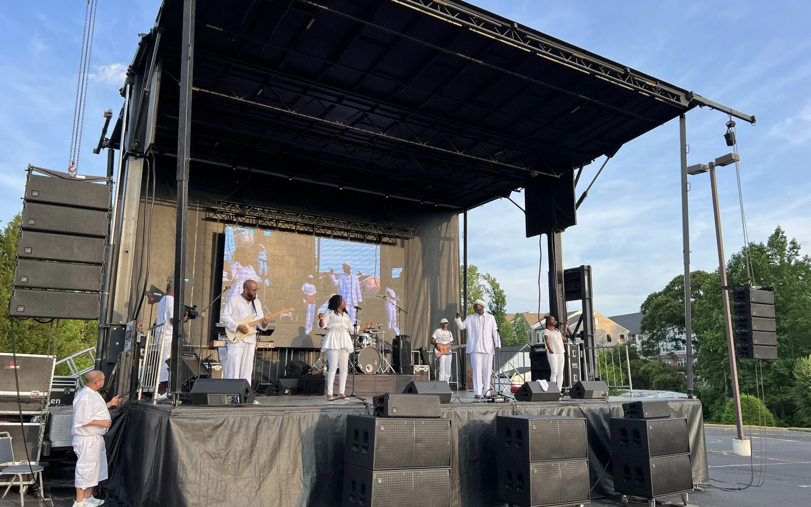 SL100 outdoor mobile stage with line array and lighting rig