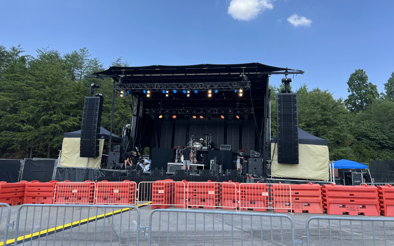 SL260 outdoor concert with line array and LED