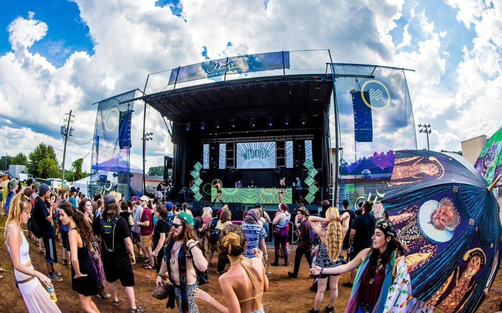 SL260 outdoor concert production with roof arrays