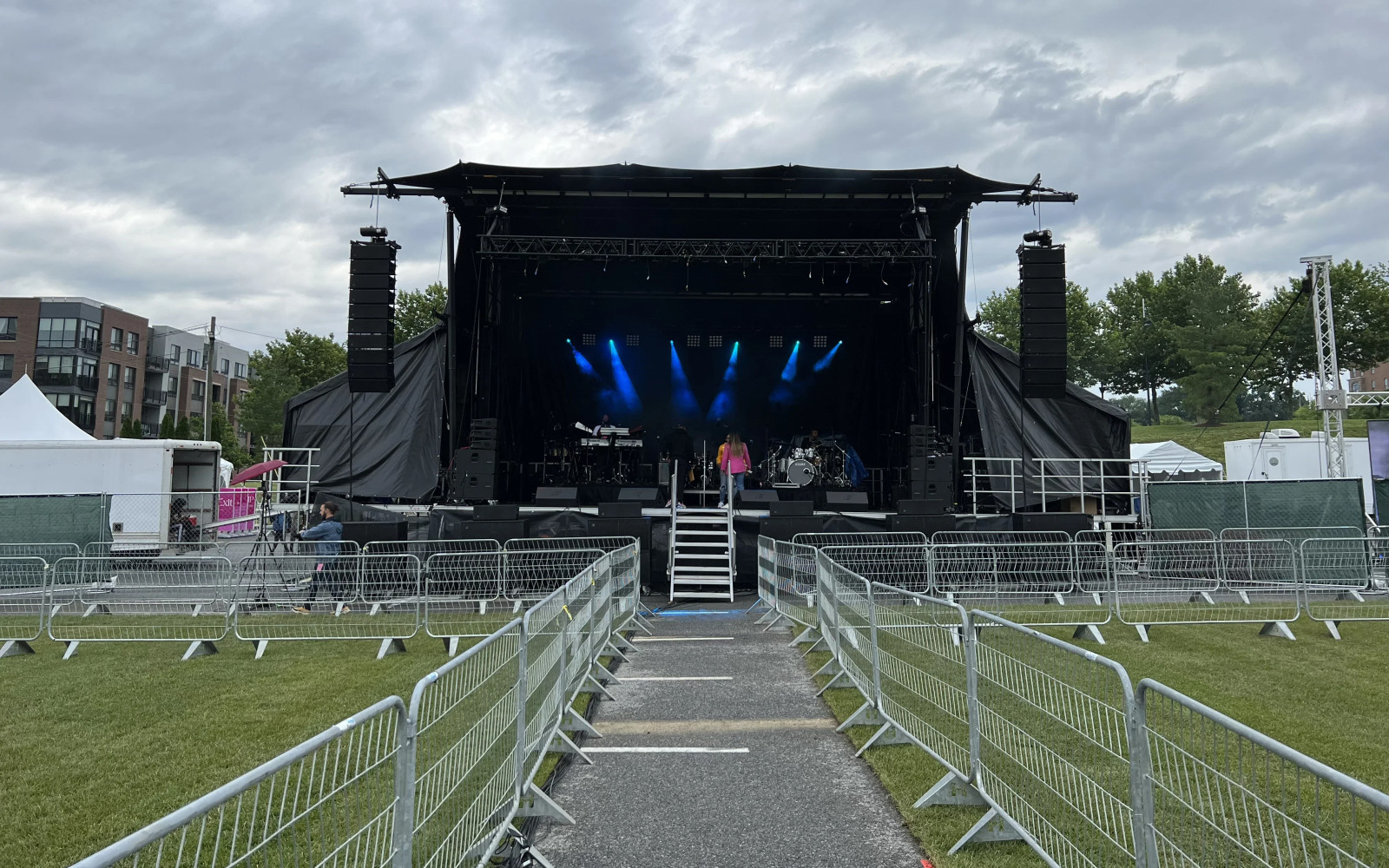 SL260 outdoor line array and lighting rig