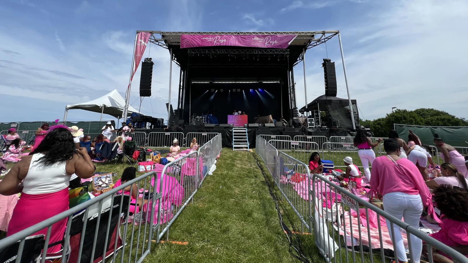 Celebrez En Rose Tour stage with concert lighting and LED video production