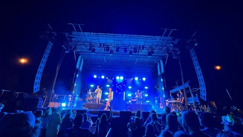 Outdoor beam and wash moving head truss rig