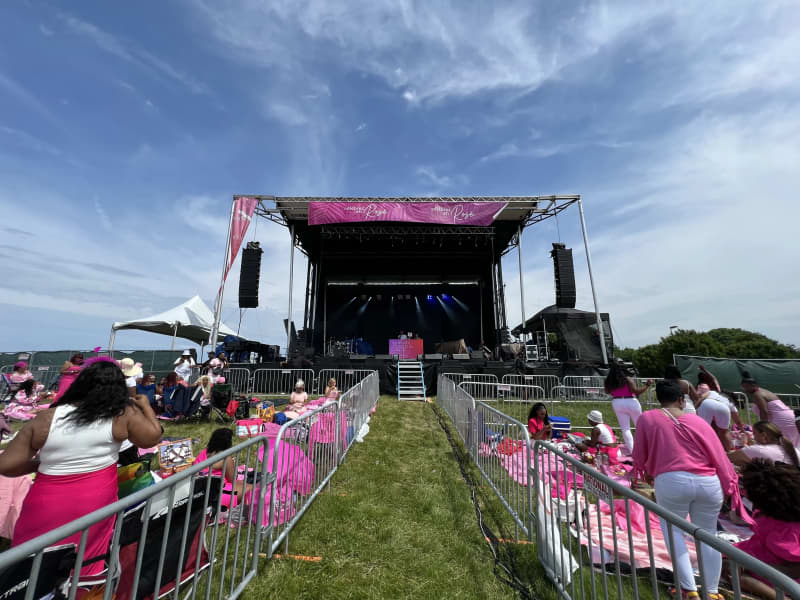 Celebrez En Rose Tour stage with concert lighting and LED video production