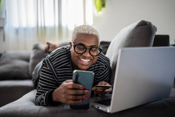 Virtual card vs physical card: which is better for online shopping?