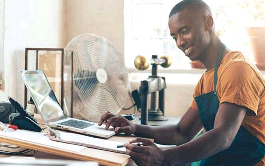 How to Balance a 9-to-5 and Side Hustle Abroad