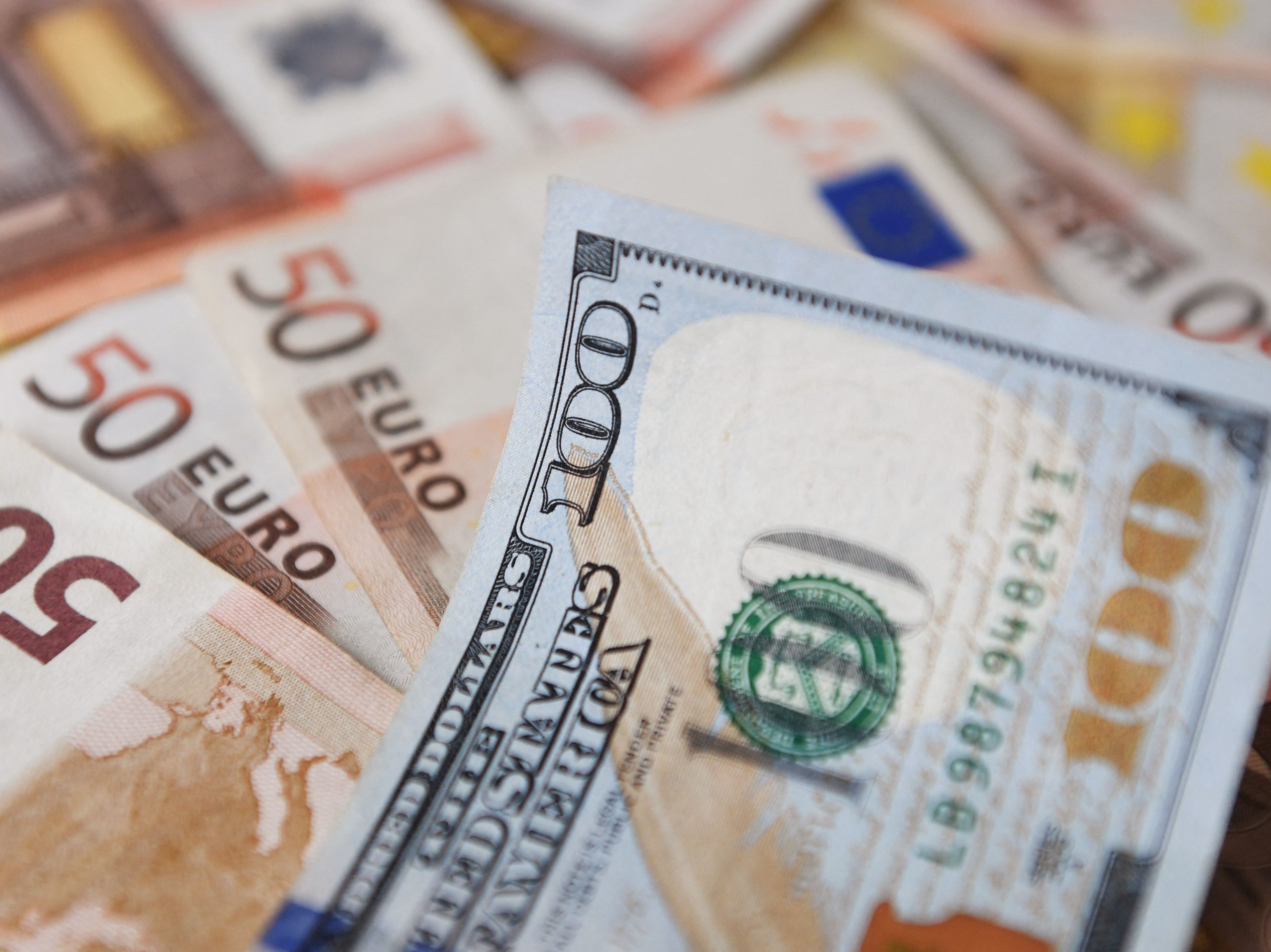 How to Automate Savings When You Earn in Different Currencies